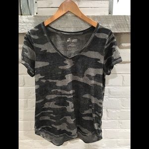 💕Lucky Brand V-neck short sleeve tee. Size Large